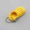 Pingente criativo de mini chinelos fofo simulação de sapatos com buracos chaveiro acessórios de casal pingente de sapatinhos para bolsa