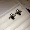 Brincos de flor de resina perolada cravejados de diamantes em estilo francês, exalando uma vibe luxuosa e elegante, com um design moderno e único