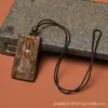 Pingente de Agarwood, Amuleto da Paz, Pingente do Buda Vairocana, Escultura em Madeira Exótica Antiga, Artesanato em Madeira, Escultura Artística, Venda Direta