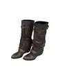 []Botas femininas longas de bico quadrado 2026, pretas, com rebites, design plissado e uma abertura de perna larga e flare