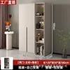 Armario moderno minimalista de una puerta de suelo a techo para dormitorio del hogar, vitrina lateral abierta estilo crema, sin tiradores