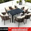 Conjuntos de mesa e cadeira para áreas externas para vilas, pátios, jardins e varandas, com estilo casual, incluindo cadeiras de vime e mesas de madeira plástica, além de combinações de mesas e cadeiras trançadas para exterior.