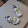 Sapatos Femininos 2026 Outono Novo Estilo Tênis Esportivo Infantil Velcro Superfície em Malha Menina Princesa Sola Macia Sapatos Argan Board