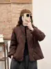 Nuevo Abrigo de Algodón Holgado Talla Grande Otoño/Invierno 2026, Cálido y Engrosado, Cuello Alto, Patrón de Diamantes, Ropa Acolchada Estilo Chino para Mujer