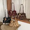 Elegante bolsa feminina vintage 2026 novo modelo, bolsa de ombro para o dia a dia de grande capacidade, bolsa sacola balde plissada de estilo descontraído
