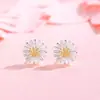 Brincos Pequenos de Margarida em Prata Pura S999 para Mulheres, Acessórios de Orelha Florais Frescos e Elegantes com Fecho de Rosca, Adequados para Piercing na Orelha, Atacado
