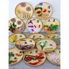 Pingente de Jardim de Infância Corredor Artesanato Cesta de Peixe Tecida em Bambu Pá de Lixo Pintada Decoração Estilo Floresta Criativa 24 Termos Solares Ornamento de Pendurar