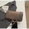 Bolsa Vermelha Transfronteiriça Feminina 2026 Nova Tendência Bolsa de Ombro Transversal Exquisite Versátil Corrente Bolsa de Axila para Mulheres que se Deslocam