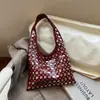 Bolso Cubo de Hombro Individual Texturizado Casual Simple de Gran Capacidad, Diseño Nuevo con Remaches Personalizado, Estilo Europeo y Americano, Tendencia 2026 para Mujer