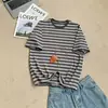 Camiseta listrada curta de manga curta, macia, modelagem solta e emagrecedora para o outono, estilo retrô americano e coreano, top casual versátil de alta qualidade para mulheres