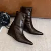 Botas de Cano Curto Femininas Outono 2026 Novas Bico Fino Salto Anabela Cor Nude Superfície de Couro Aumento Interno de Altura Versátil para Trabalho e Zíper Traseiro