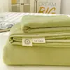Nuevo juego de sábanas de franela de leche a cuadros de grado A para bebé y maternidad 2026, con un diseño sencillo de color liso, funda de almohada antiestática y funda de edredón (conjunto de tres piezas)