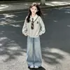 Fresco y Moderno 2026 Primavera/Otoño Nuevo Estilo Coreano Estilo Universitario Sudadera Falsa de Dos Piezas Moda Pantalones Anchos de Estrella Conjunto de Dos Piezas