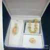 Transmisión en vivo de producto: Conjunto de tres piezas de alta calidad: collar con colgante de paz de jadeíta, aretes y anillo, con incrustación de diamante en un lado sobre calcedonia blanca.