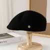 Otoño e Invierno Nuevo Estilo Elegante Etiqueta Pequeña Color Puro Lana Cálida Boina Sombrero de Pintor Sombrero Calabaza Versátil para Mujer Sombrero Adelante