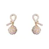 Brincos de Pérola Bolinha com Nó Cravejados de Diamante Estilo Doce e Versátil Novo para o Verão Brincos Suaves e Luxuosos de Alta Qualidade para Mulheres