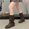 Botas Martin marrons de couro legítimo estilo vintage para mulheres, salto grosso, botas que afinam a perna, botas plissadas empilhadas, botas de cano médio