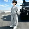 Conjunto deportivo de estilo coreano para niños para primavera, otoño e invierno 2026, nuevo conjunto de dos piezas de sudadera moderno y elegante para niños