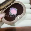Anel Banhado a Prata com Calcedônia Incrustada em Formato de Cabaça, Apresentando Artesanato Robusto com Incrustação Completa de Calcedônia Verde Transparente como Gelo, um Anel de Pedra Preciosa Estiloso e Elegante