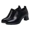 Zapatos de tacón grueso de cuero suave para mujer para primavera y otoño, nuevo estilo 2026, zapatos de cuero de tacón medio con corte profundo y suelas suaves para madres de mediana edad