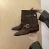 Botas de tornozelo quadradas de camurça estilo coreano com fivela para mulheres, novo modelo outono e inverno 2026, design retrô com aumento interno de altura e estilo de bota para calças