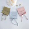 Nueva bolsa tipo sobre de gamuza de microfibra auténtica para guardar joyas, pendientes, collares y relojes, con logotipo personalizable.