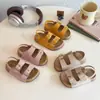 Sandalias casuales de colores de caramelo, estilo nuevo de verano para niñas pequeñas, suela suave, moda para bebé, doble velcro, zapatos tipo Birkenstock, modernos