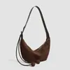Bolsa Transversal Meia-Lua Minimalista em Camurça  Bolsa de Ombro Hobo Vintage Descontraída com Detalhes de Pompons e Franjas, Alça Ajustável e Estilo de Carregamento sob o Braço Bolsa Casual de Viagem Inspirada na Europa de Luxo Leve para Mulheres