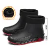 Tendência Nacional de Inverno Sapatos de Borracha Quentes com Veludo Fixado Preto e Vermelho Sapatos Impermeáveis Imitação de Botas de Chuva Esportivas com Coberturas Quentes Sapatos para Travessia de Água para Homens