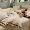Conjunto de colcha jacquard tingida em fio Classe A com quatro peças, fresco e simples, lençol de cama e saia de cama de renda bordada 100% algodão, conjunto floral de quatro peças