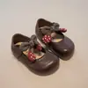 Sapatos de princesa para crianças, nova coleção primavera/outono 2026, sapatos de couro fofos para meninas, sapatilhas de bico fino, sapatos de bebê respiráveis com solas macias