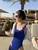 2026 Nuevo Modelo Zhou Yutong Inspirado en Celebridades Elegante Sencillo Ajustado Traje de Baño de una Pieza con Cubierta para Mujer para Vacaciones y Aguas Termales