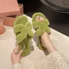 Pantuflas de mujer estilo europeo de suela plana, nuevo diseño simple para usar en exteriores, pantuflas de algodón de lujo ligero para otoño e invierno, 2026 rojo
