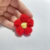 En stock flor de pompón tejida a mano flor de lana accesorios para ropa accesorios broche bolsa ramo de flores artificiales accesorios