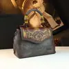 Bolso de Cuero Tallado para Mujer 2026 Nuevo Bolso de Mano Vintage Bolso de Cuero Genuino para Mujer Bolso de Hombro Único Cruzado de Moda y Elegante con Diseño de Estilo Chino