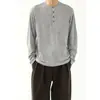 Camiseta de Manga Larga con Rayas Verticales Texturizadas y Cuello Henley Estilo Old Money para Hombre, Principios de Otoño, Ligeramente Madura, Corte Holgado, Prenda Interior de Alta Gama