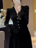Elegante camiseta negra de cuello en V para mujer, nueva camiseta de manga larga para primavera y otoño 2026, top versátil elegante y estilizado