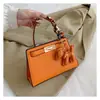 Bolso de mano de seda para bufanda de moda transfronteriza, nuevo bolso de hombro y cruzado de alta gama, elegante y texturizado para el día a día, para mujer