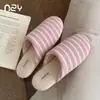 2026 Nuevas Pantuflas de Tela Estilo Primavera y Otoño Pareja Japonesa Rayadas para el Hogar de Punta Cerrada Cómodas Silenciosas