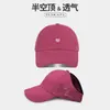 La gorra de béisbol con parte superior abierta se puede peinar con una coleta alta, proporciona protección solar para salidas, es ventilada y transpirable, y presenta un diseño en forma de corazón para mujer.