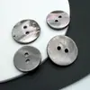 En Stock Botones para Traje Gris con Botones de Concha Botones de Concha Natural Oscura Botones de Invierno de Cuatro Agujeros con Borde Delgado de Colores
