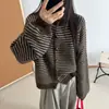 Cárdigan de punto a rayas retro estilo coreano para mujer, colección otoño 2026, con botones de cuerno, bloques de color, corte holgado y un diseño versátil de longitud corta