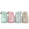 Tazas de vidrio mini portátiles lindas al por mayor con carcasas de plástico, adorables, compactas, de alto valor, tazas de agua de doble capa con impresión