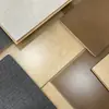 Piso de Madera Compuesta Reforzada Color Caramelo Estilo Medieval para Hogar Tienda de Ropa Comercial Resistente al Desgaste Antiguo Crema Gris Comercial