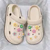 Zapatos de agujeros para mujer verano para exteriores 2024 nuevas sandalias de eva de suela gruesa antideslizantes y desodorantes pantuflas de playa para mujer