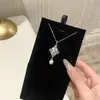 Collar de Encaje Hueco con Perlas Estilo Braquy 2026 Modelo Nuevo Cadena Elegante para Clavícula de Acero de Titanio Italiano de Lujo Ligero que No se Desvanece
