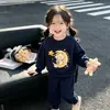Conjunto de moletom com estampa de estrelas e urso de desenho animado para crianças e bebês, forrado com fleece e quentinho, com calça jogger, adequado para meninos e meninas, roupas de outono e inverno para crianças