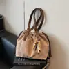Bolsa de Camurça Casual Retrô para Mulheres Pedido Estrangeiro 2026 Nova Bolsa de Ombro Grande Capacidade para o Dia a Dia Estilo Relaxado Bolsa Saco