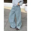 Los pantalones de pierna curva son ropa de mujer de moda que hace que las piernas parezcan más largas, jeans versátiles con un diseño casual y pantalones de rayas que estilizan.