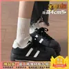 Mocassins pretos altamente estilosos e duráveis para mulheres, novo modelo 2026, que aumenta a altura, versáteis, sapatos pretos de plataforma para estudantes